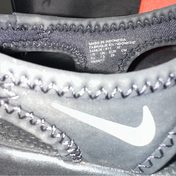 GUC | Toddler Nike slip on sandals | size 8C - Picture 9 of 13